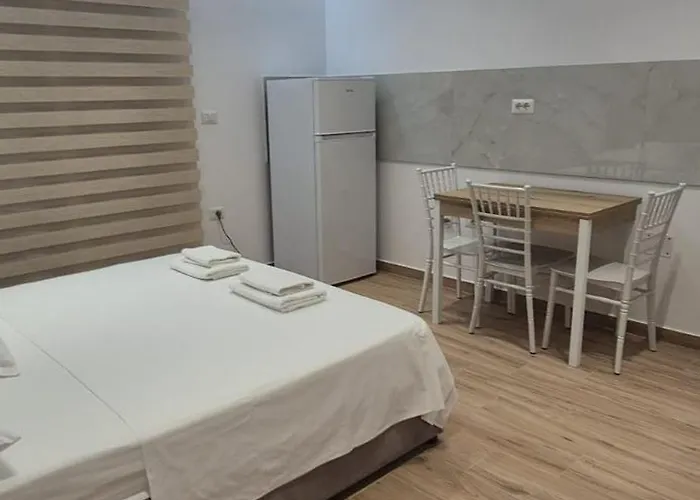 Denny's House Pensionat 3*