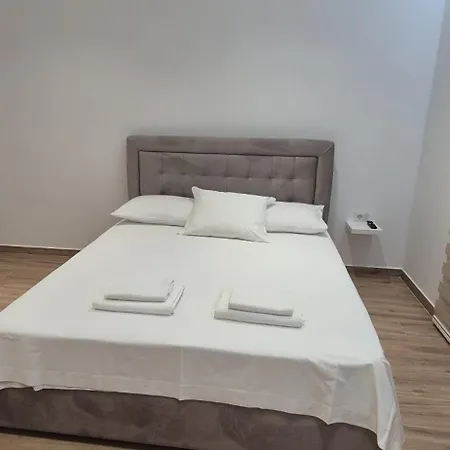 Denny's House בית הארחה